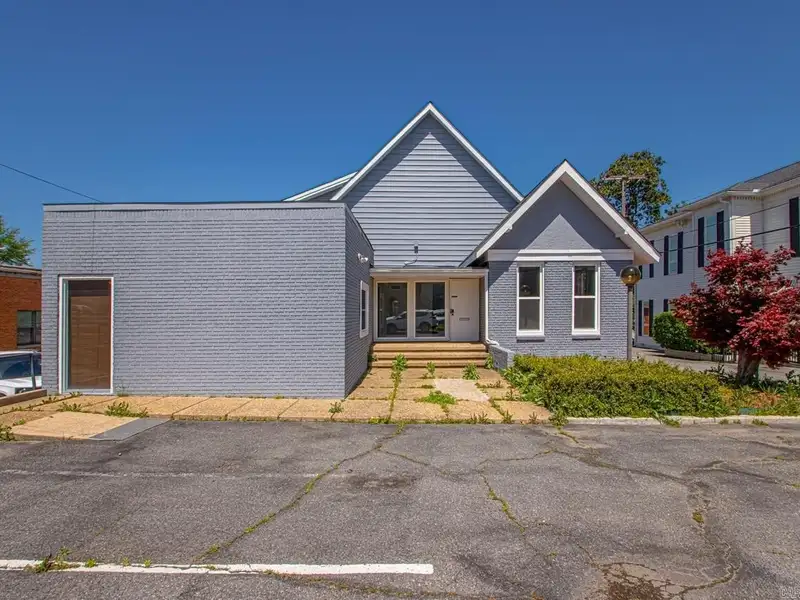 Remodeled Commercial Building Near I-630, Downtown Little Rock – Ideal for Office or Apartment