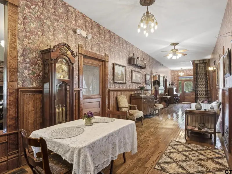 Historic Downtown Pittsburg Bed and Breakfast with 6 Ensuites and Unique Train Car Suite