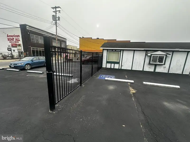 Single-story Commercial Building with Parking and Fenced Lot in Prime Location