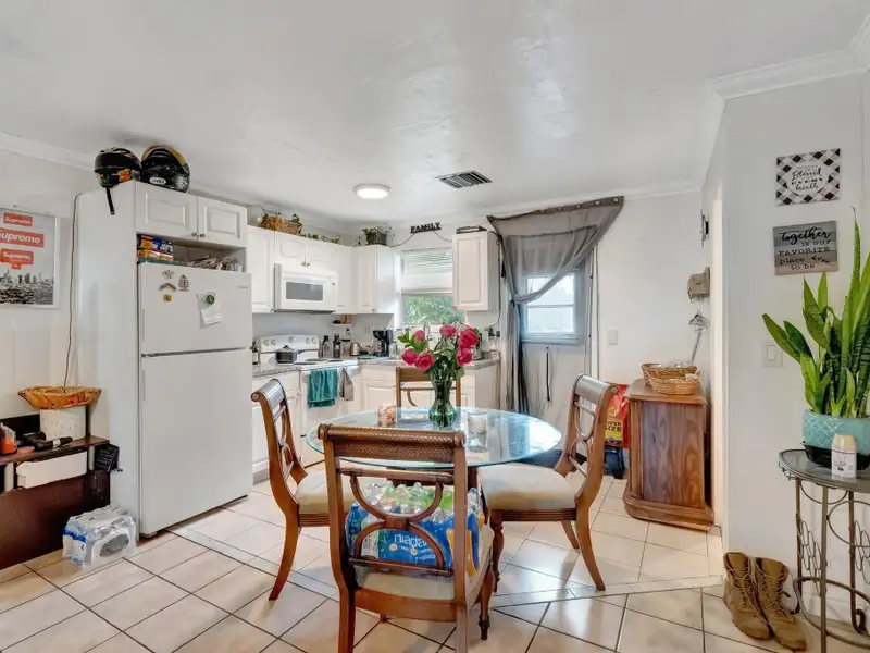 Well-maintained 6-unit Multifamily Property in South Florida with Value-add Potential