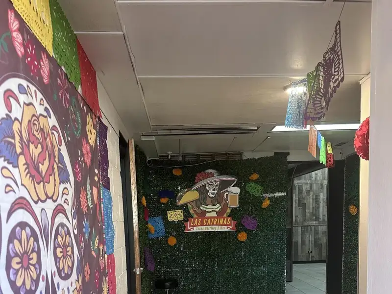Versatile Commercial Restaurant with Warehouse and Apartment in High-traffic Location