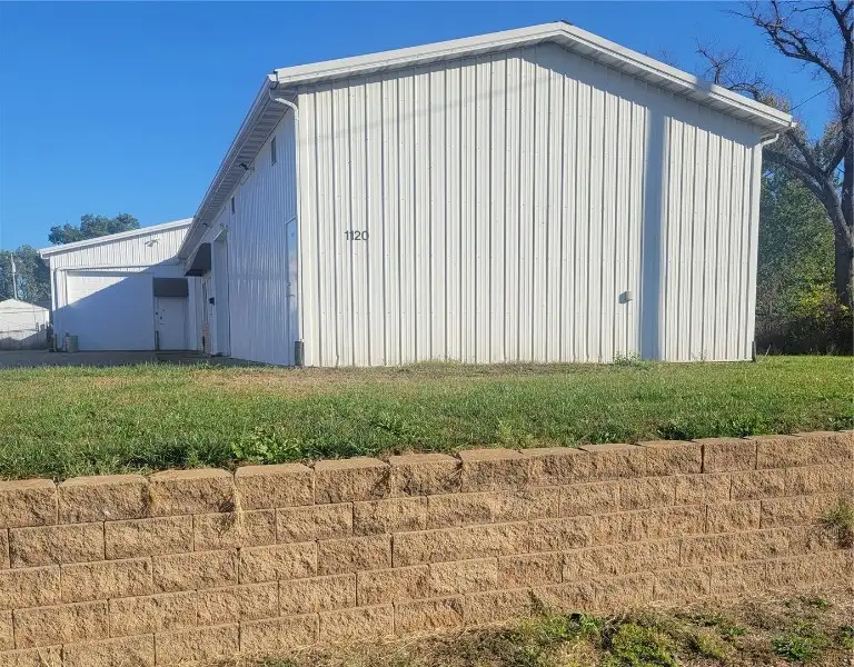 Clean 960 Sq Ft Warehouse for Rent with Bathroom and Utilities, Easy I-380 Access