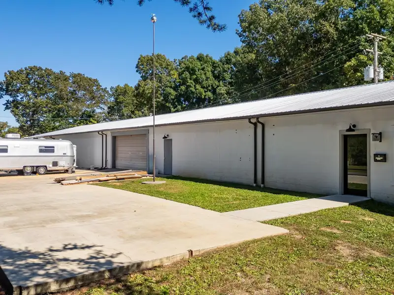 3,600 Sq Ft Commercial/industrial Unit for Lease with Offices and Large Work Area