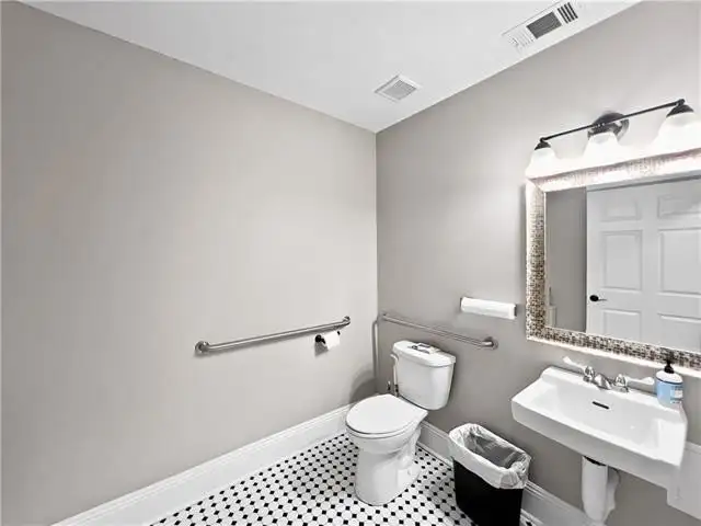 Move-in Ready Corner Office in Heart of New Orleans with Private Offices and Parking