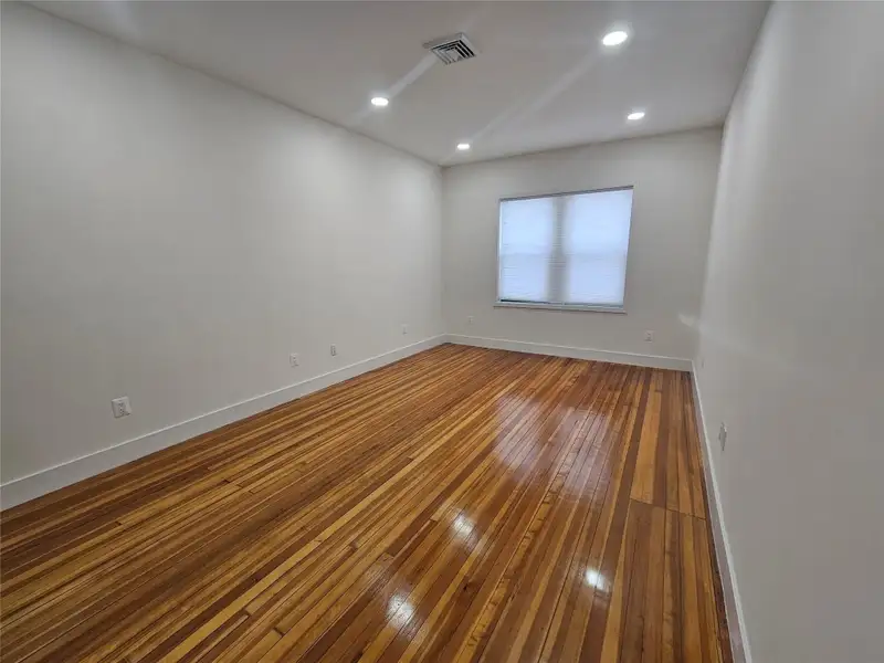 Upscale Private Office Spaces in Monticello's High-demand Commercial Corridor