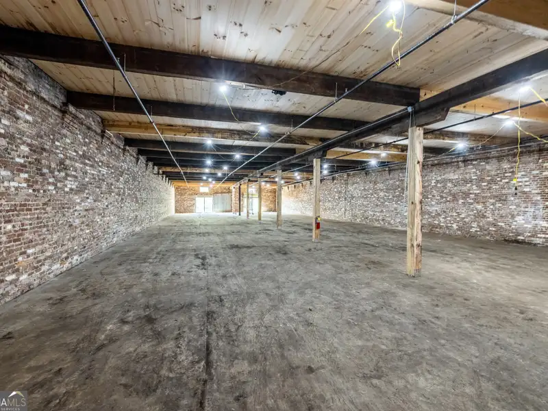 Renovated Cotton Warehouse for Lease in Prime Location with Unique Architectural Features