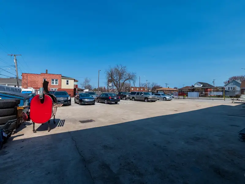 Mixed-use Property with 1-bedroom Apartment in Well-maintained Building
