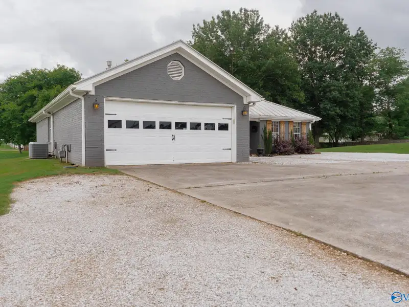 Gross Lease Commercial Property with Maintenance Included, Ideal for Business Operations