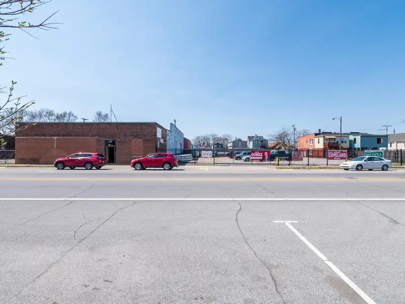 Mixed-use Property with 1-bedroom Apartment in Well-maintained Building