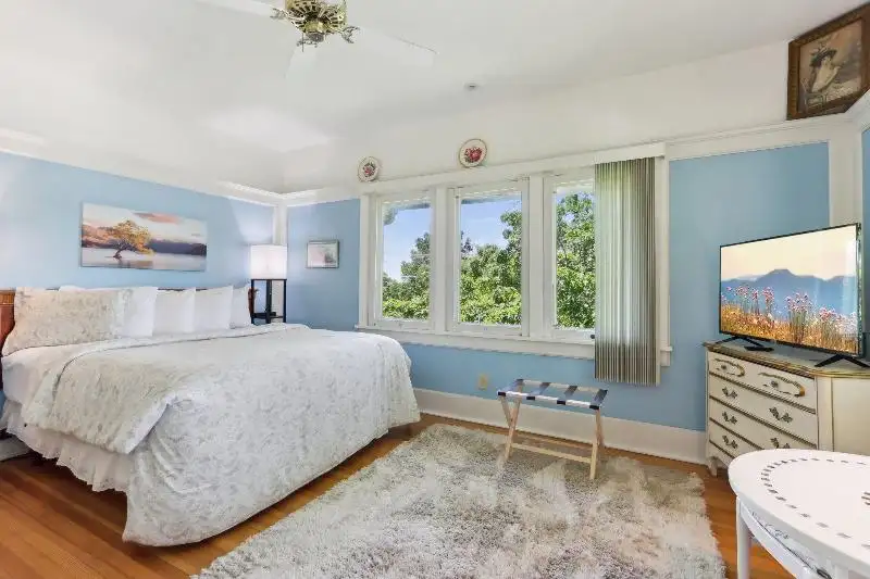 Turnkey B&b and Event Center in Wisconsin Dells with 17 Guest Suites