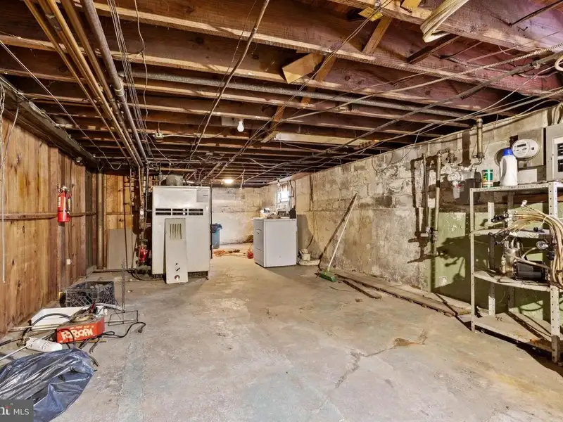 Mixed-use Property with Bar, Residential Space, and Garage in Folcroft Borough