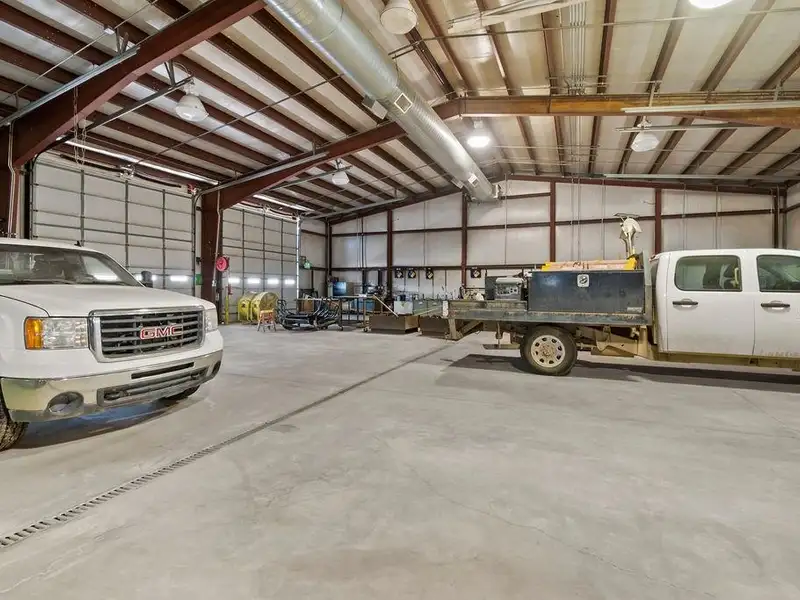 Well-maintained Commercial Property with Global Tenant and 6.8% Cap Rate on 5.71 Acres