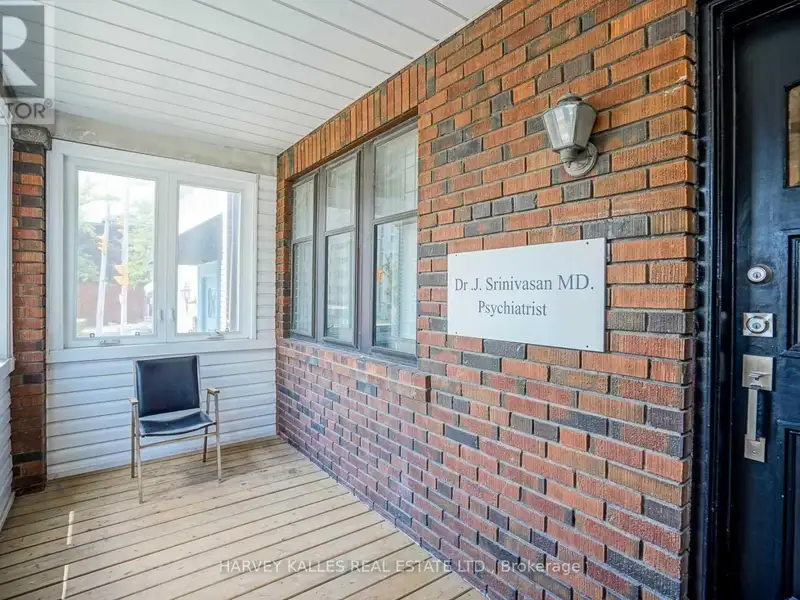 Top Floor Office Space in Renovated Semi-detached House, Prime Location, Utilities Included