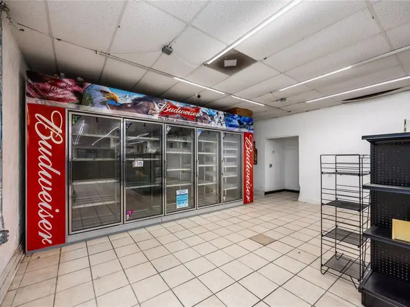 Versatile Commercial Building for Retail or Service Use in High-traffic Location