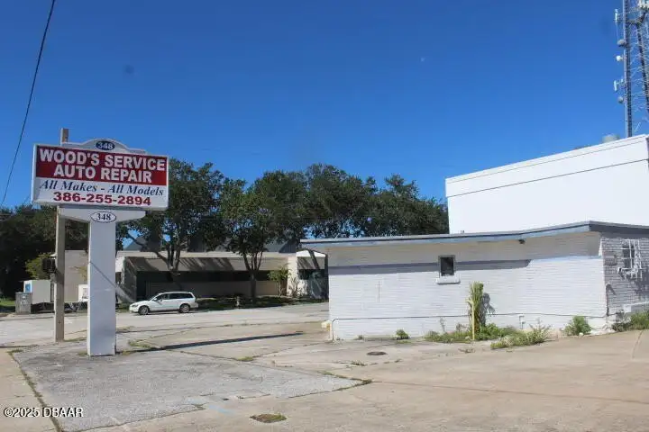 Freestanding Auto Repair Building on High-traffic Corner Lot in Mason Avenue