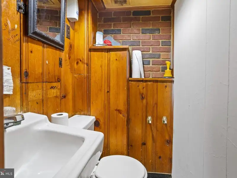 Mixed-use Property with Bar, Residential Space, and Garage in Folcroft Borough