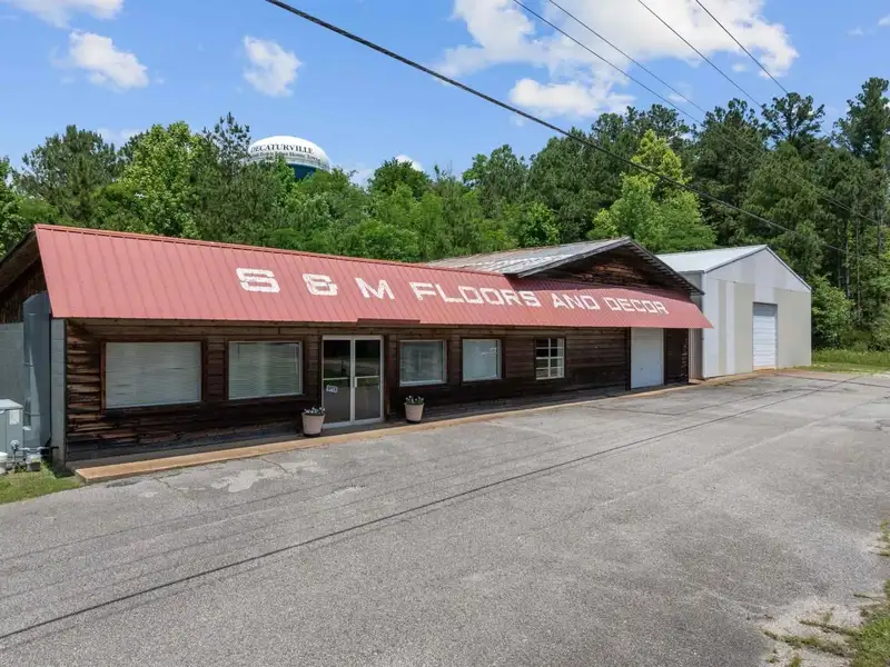 Commercial Property with Showroom and Warehouses on Us Hwy 100 W