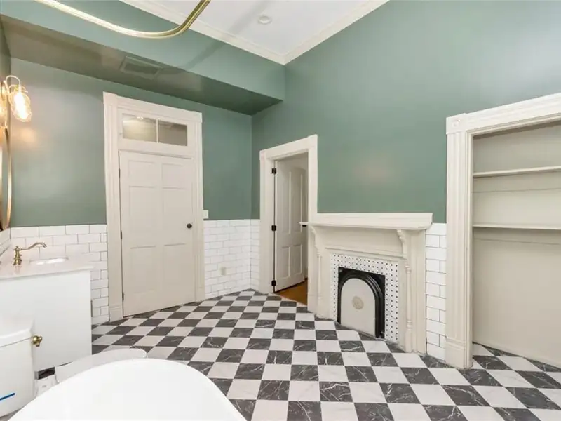 Mixed-use Property in Downtown Mobile with High Ceilings and Fenced Yard