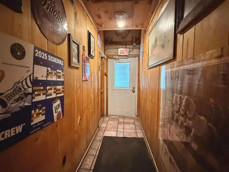 Turnkey Lodge-style Investment Opportunity in Berlin with Unique Interior and Bar