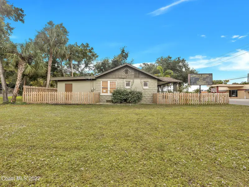 Versatile 1,092 Sq. Ft. Commercial Building Near Cocoa Village with Ample Parking