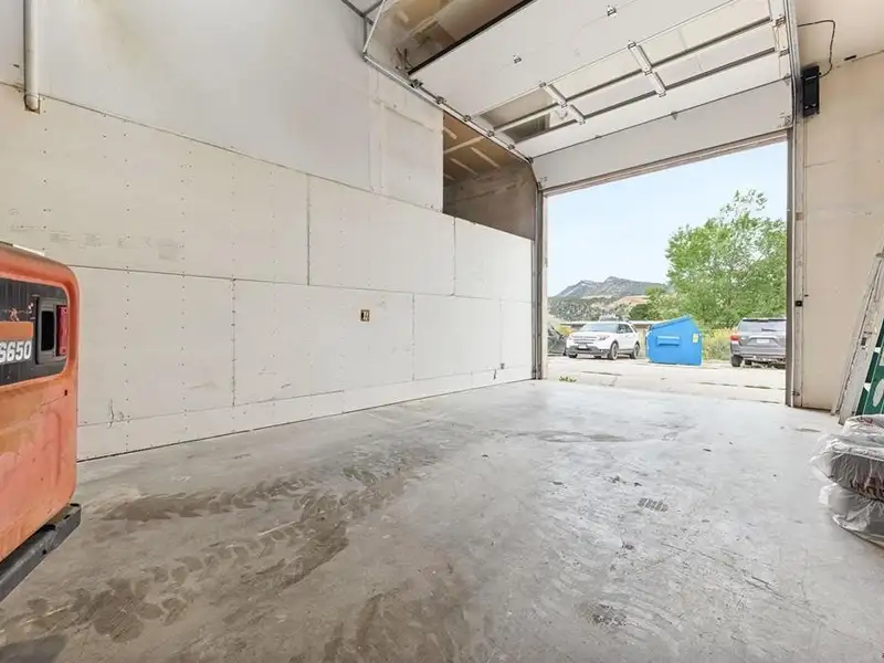 Industrial Office/warehouse Space in Bodo Park with On-site Parking and City Utilities
