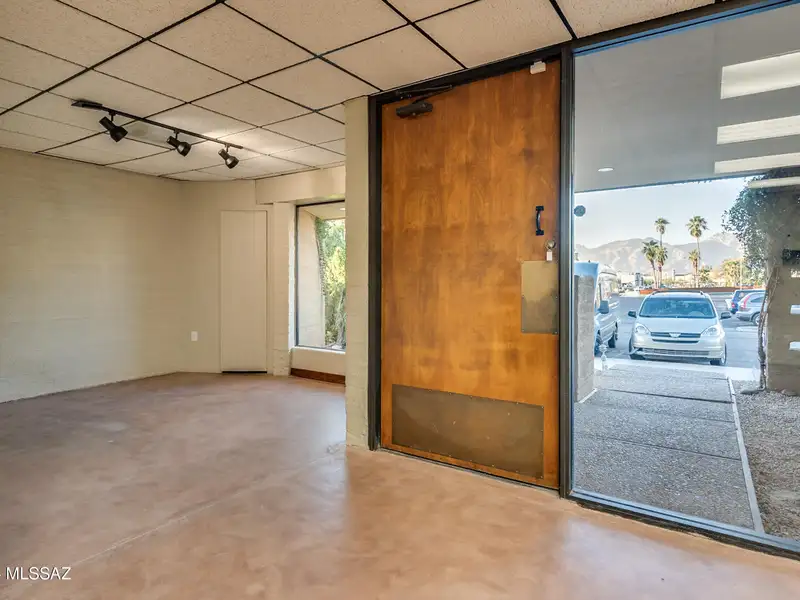2,975 Sqft Office Space for Sale in Prime Broadway and Wilmot Location with Parking Lot
