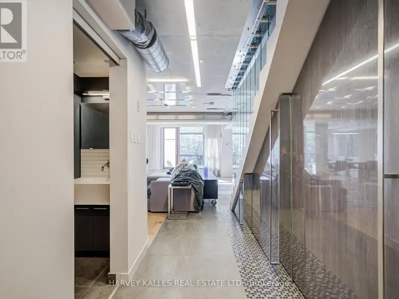 Executive Urban Townhome in King West with Private Entrance and Premium Amenities