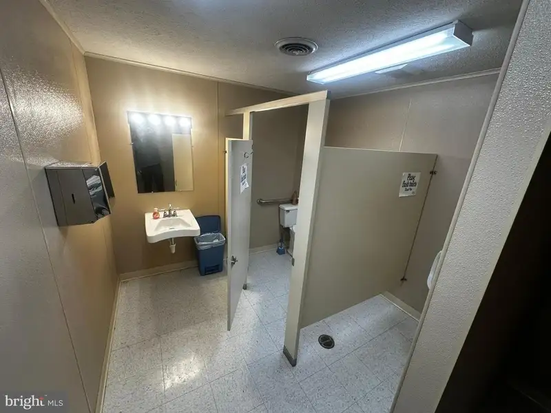 Versatile 3,200 Sq Ft Brick Building in High-traffic Location with Ample Parking