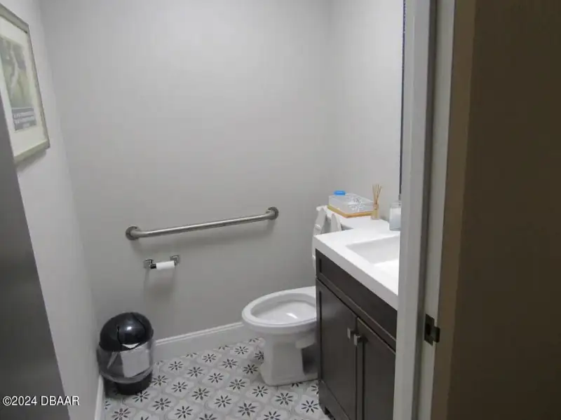 Renovated Medical Suite in Prime Ormond Beach Location with Multiple Treatment Rooms