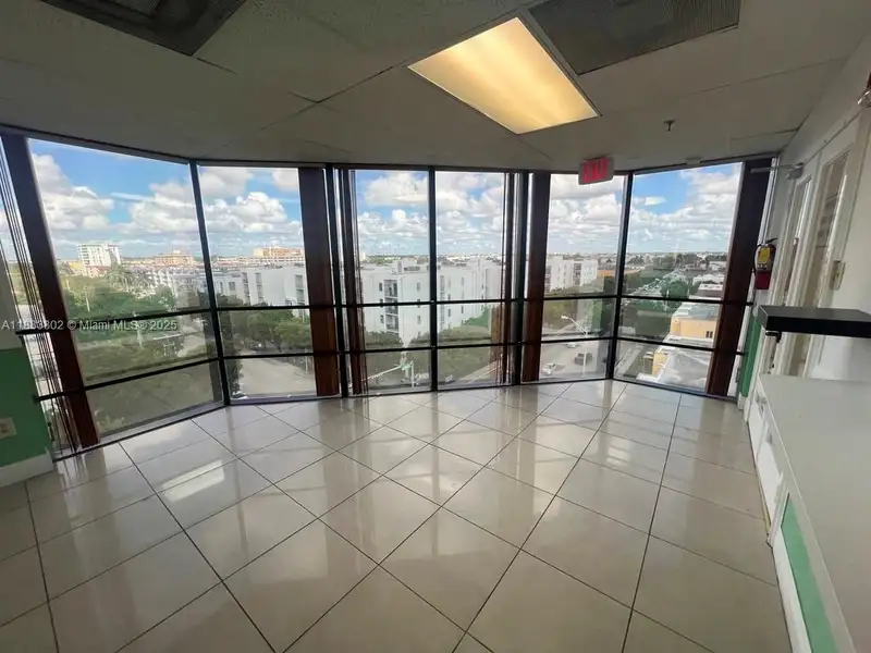 Spacious Corner Medical Office Unit in Central Hialeah – 2,552 Sq Ft