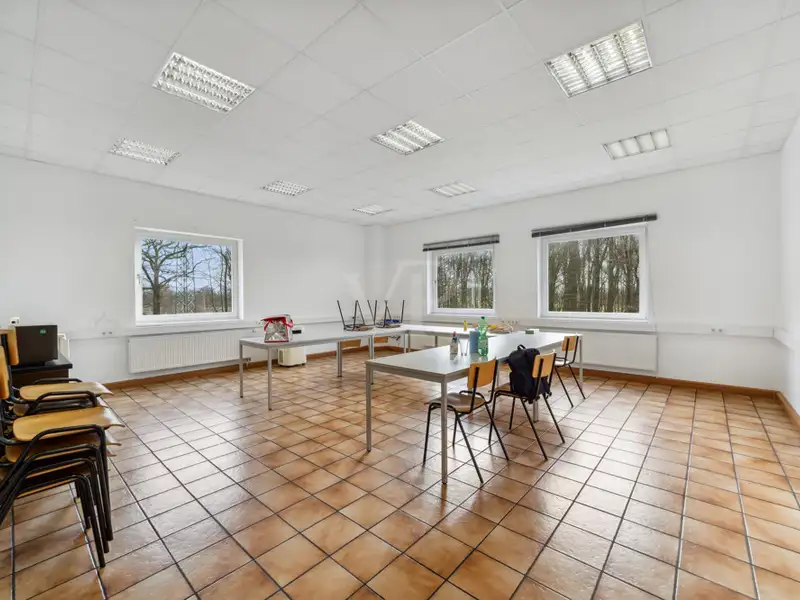 Spacious Industrial Hall for Sale on 4691 M² Leasehold Plot with Renovation Potential