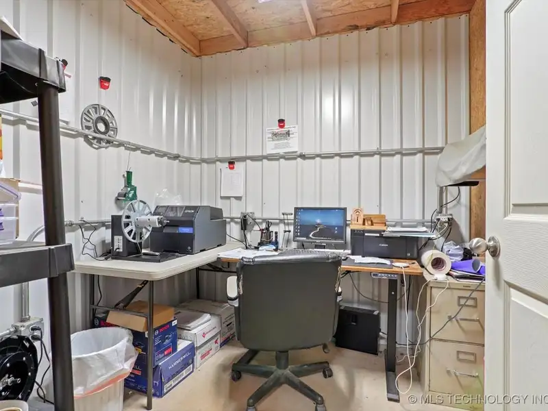 Modern Industrial Property on 9 Acres with Versatile Space and Expansion Potential