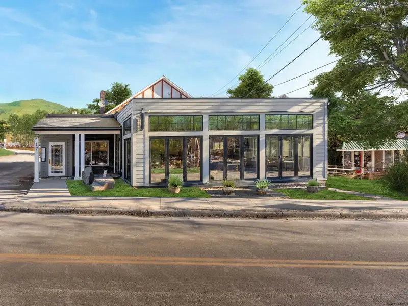 Renovated Pub and Hotel in Prime Woodstock Location with Restaurant and Apartments