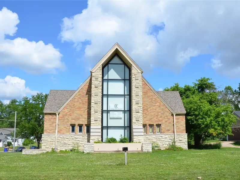 Well-maintained Commercial Property at High-traffic Signalized Intersection in Cottage Grove