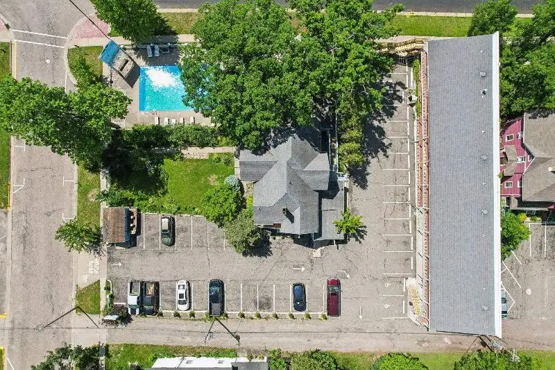 Historic Inn with Guest Suites and Motel Units in Wisconsin Dells
