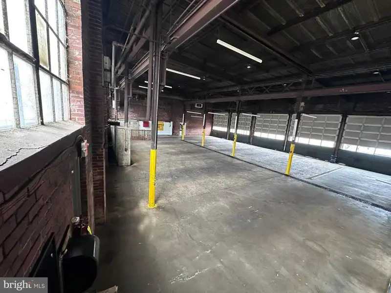 Industrial Building with 6 Bay Truck Repair Facility on 1.47 Acres Near Downtown