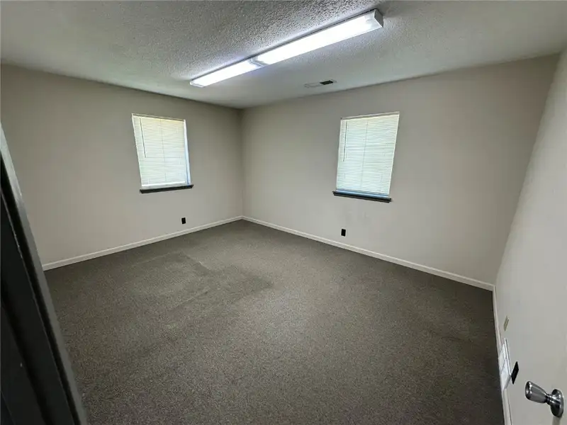 Versatile Office Suites Available for Lease with Customization Options