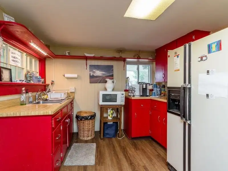 Victorian Office Space with Ada Compliance in Quaint Broadway, Ideal for Airbnb Potential
