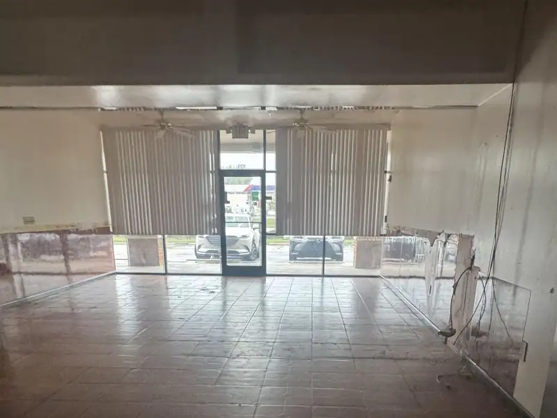 Retail Bay for Restaurant in High-traffic Area - 1400 Sf Available