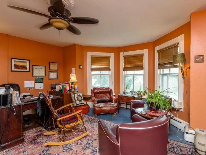 Victorian Office Space with Ada Compliance in Quaint Broadway, Ideal for Airbnb Potential
