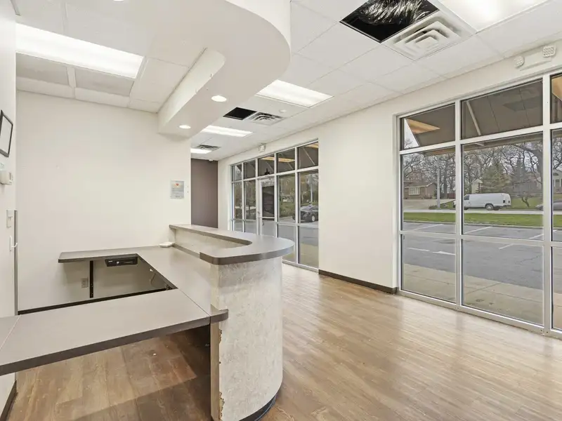 Multi-tenant Retail/office Space for Lease in Highland, in with Flexible Layout Options