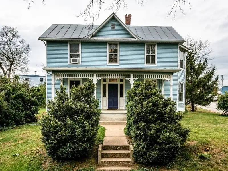 Victorian Office Space with Ada Compliance in Quaint Broadway, Ideal for Airbnb Potential