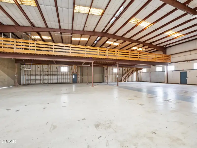 Flexible Commercial Lease: 19,000 Sq Ft Available in Prime Location