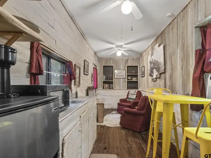 Historic Downtown Pittsburg Bed and Breakfast with 6 Ensuites and Unique Train Car Suite