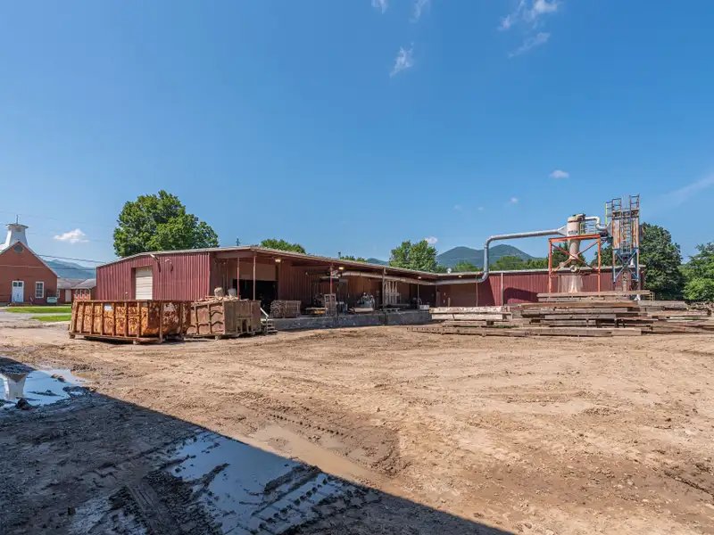 Mixed-use Industrial Property with Office, Storage, and Apartments in Bethel, Nc