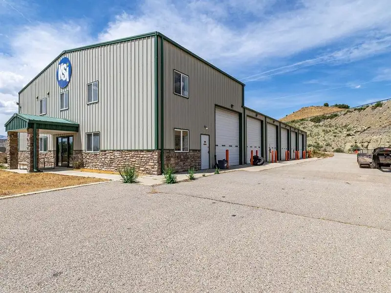 Well-maintained Commercial Property with Global Tenant and 6.8% Cap Rate on 5.71 Acres