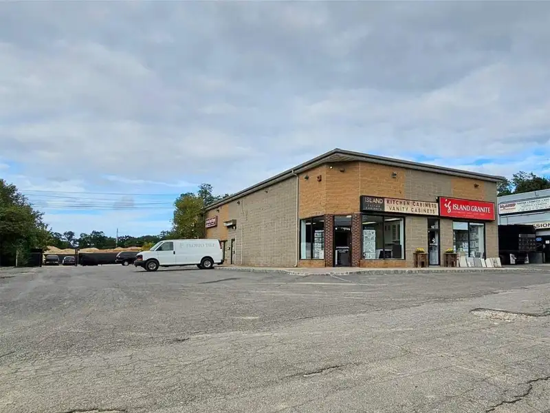 7-unit Multifamily Property with Yard and Prime Corner Location on Major Road