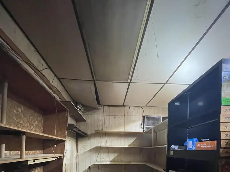 Commercial Building with Office and Garage Space in Prime Location