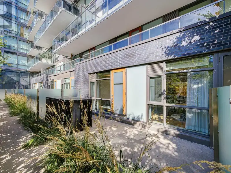 Executive Urban Townhome in King West with Private Entrance and Premium Amenities