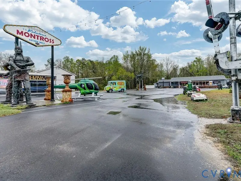 Renovated Commercial Building with 3 Businesses in Prime Montross Location